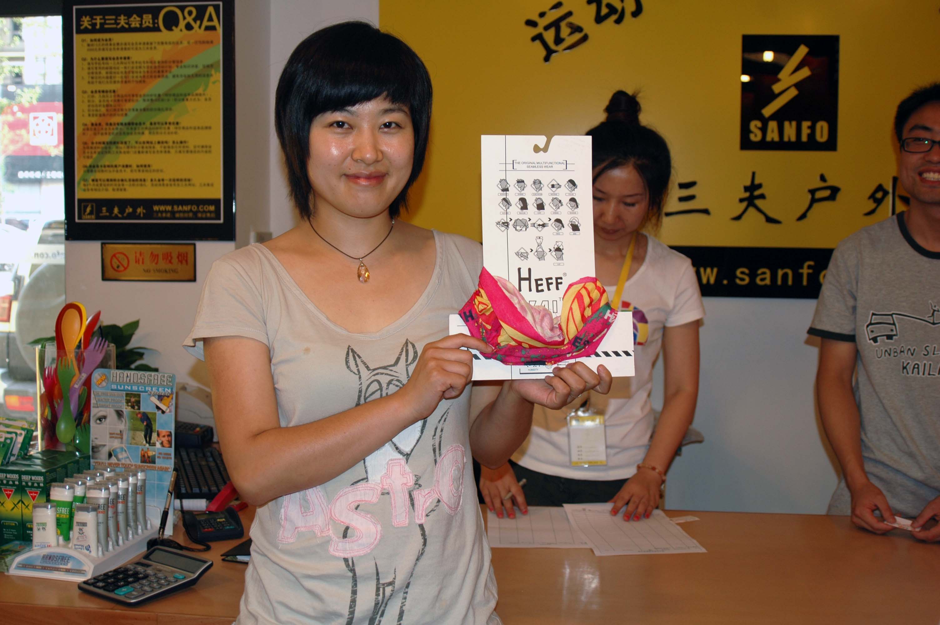 抽奖嘉宾获取纪念品