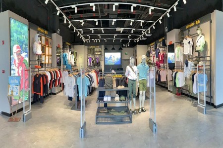 三夫北京狼爪首创奥特莱斯店全家福