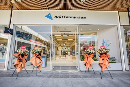 三夫攀山鼠房山首创奥莱店全家福